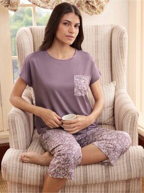 BNIB sz M Women’s Lavender Floral Pocket Pajama Set Capris